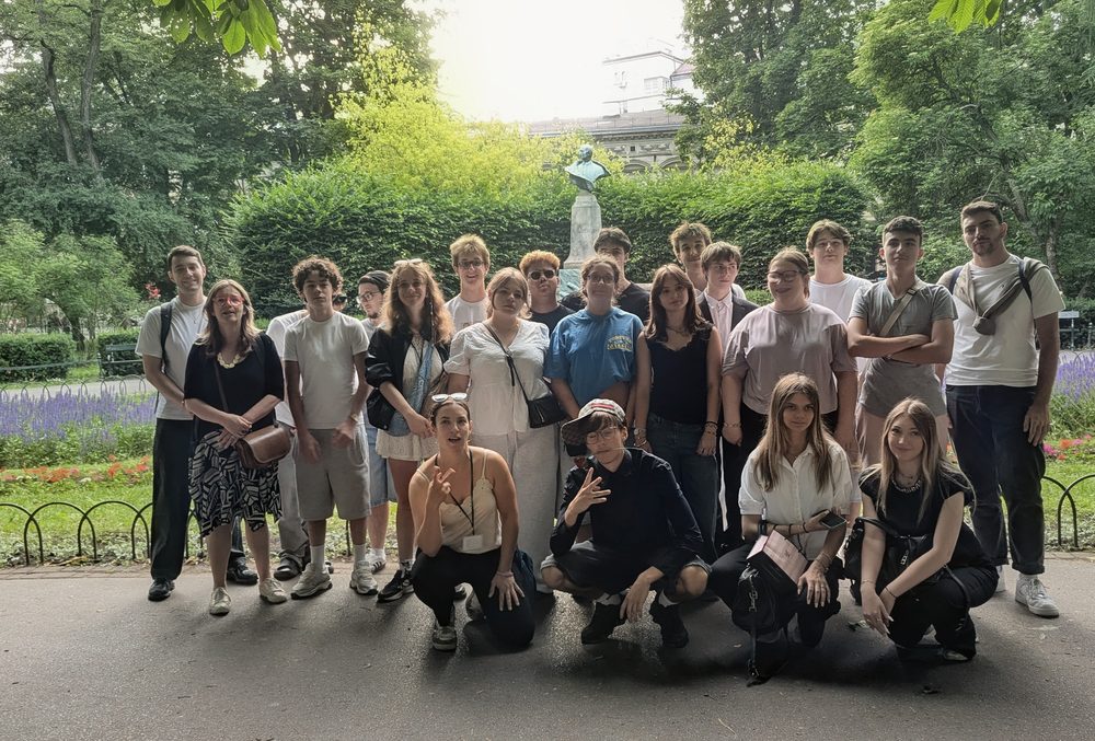Photo de classe des 1Pror dans un parc de Cracovie.