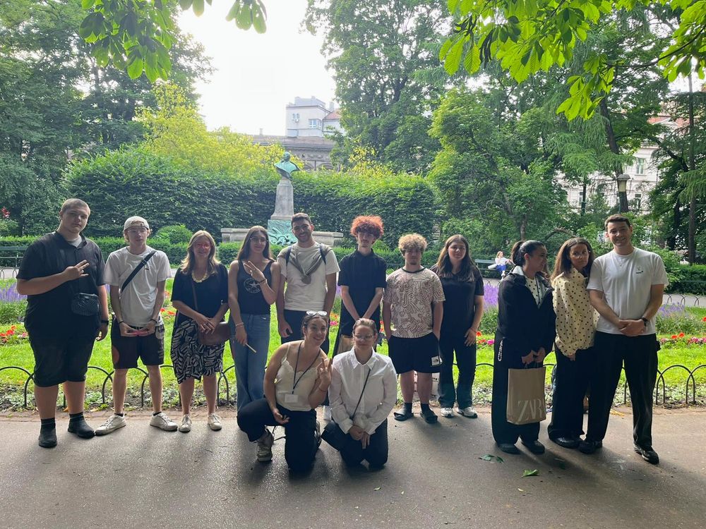 Photo de classe des 2Caph dans un parc de Cracovie.