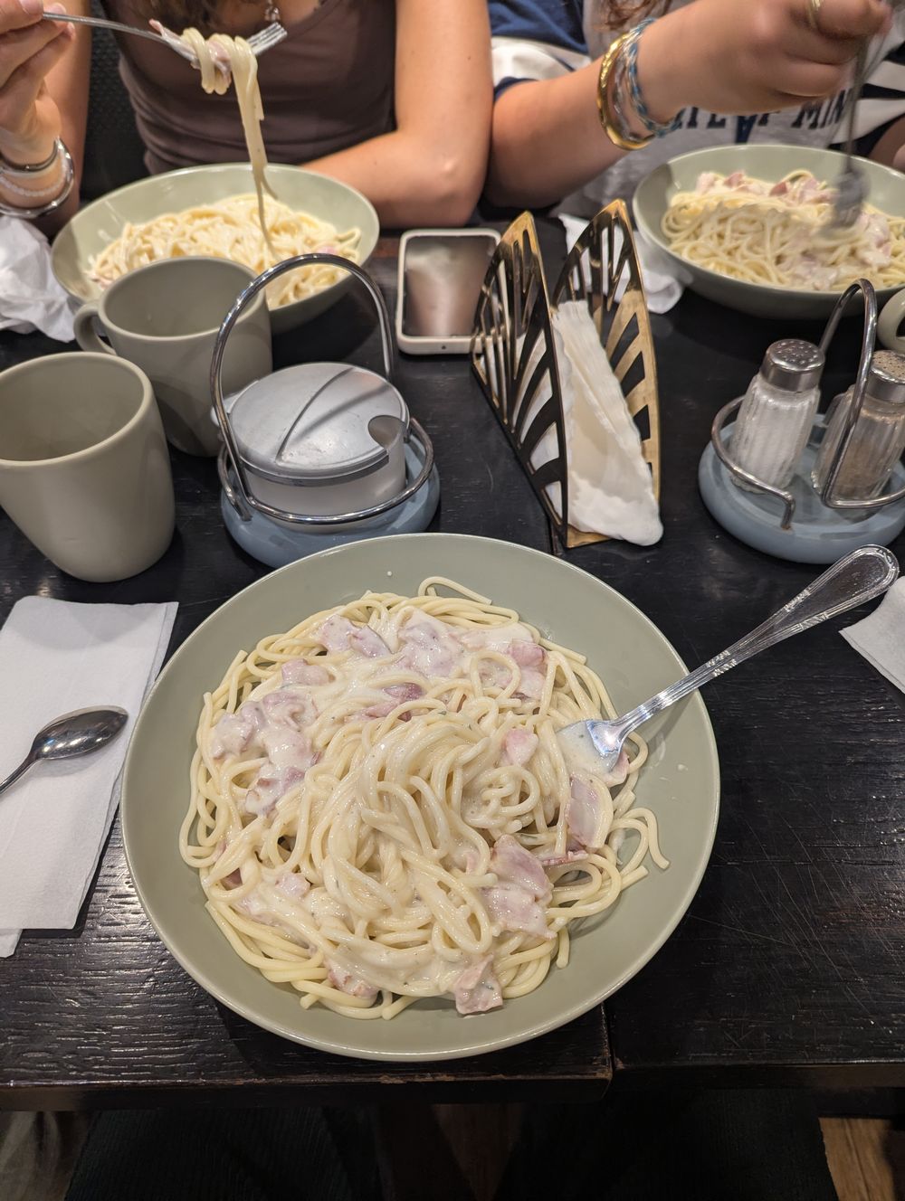 Une assiette de spaghettis à la carbonara, crème et lardons.