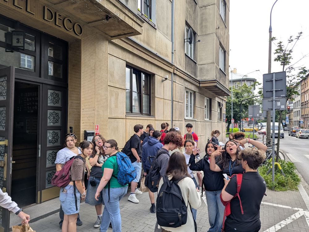 Le groupe rassemblé devant l'entrée de l'auberge dans la rue.