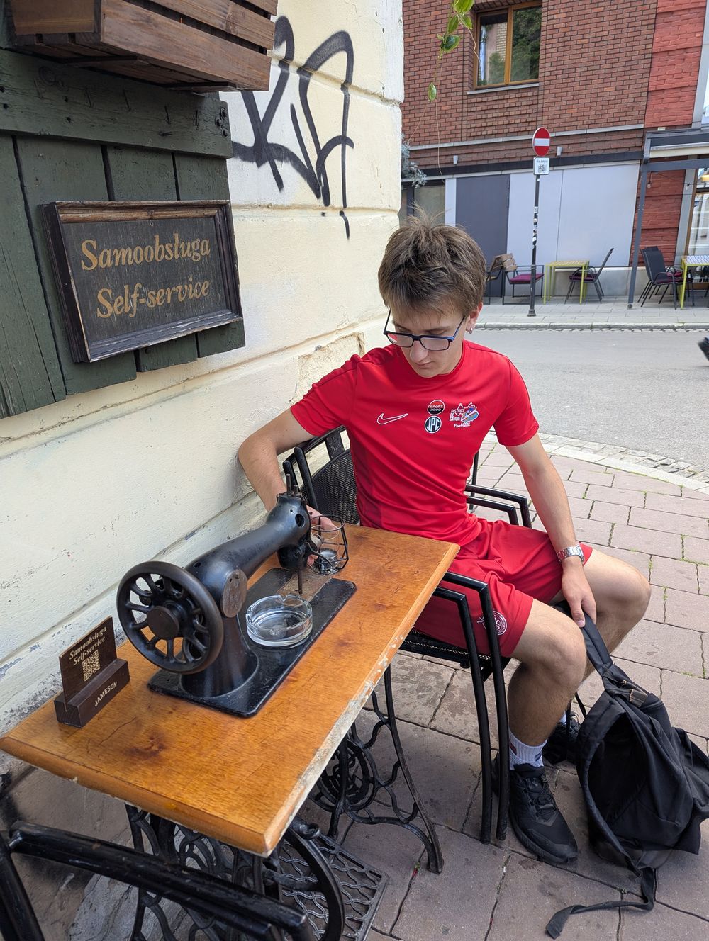 Terrasse du bar Singer, dans le quartier juif : tables faites d'anciennes machines à coudre, dans une ambiance d'avant-guerre.