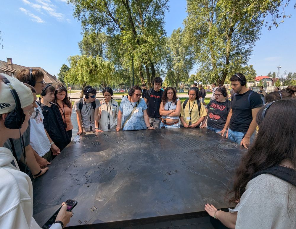 Autour d'un grand plan en relief en bronze, la guide explique l'organisation et l'étendue du camp.