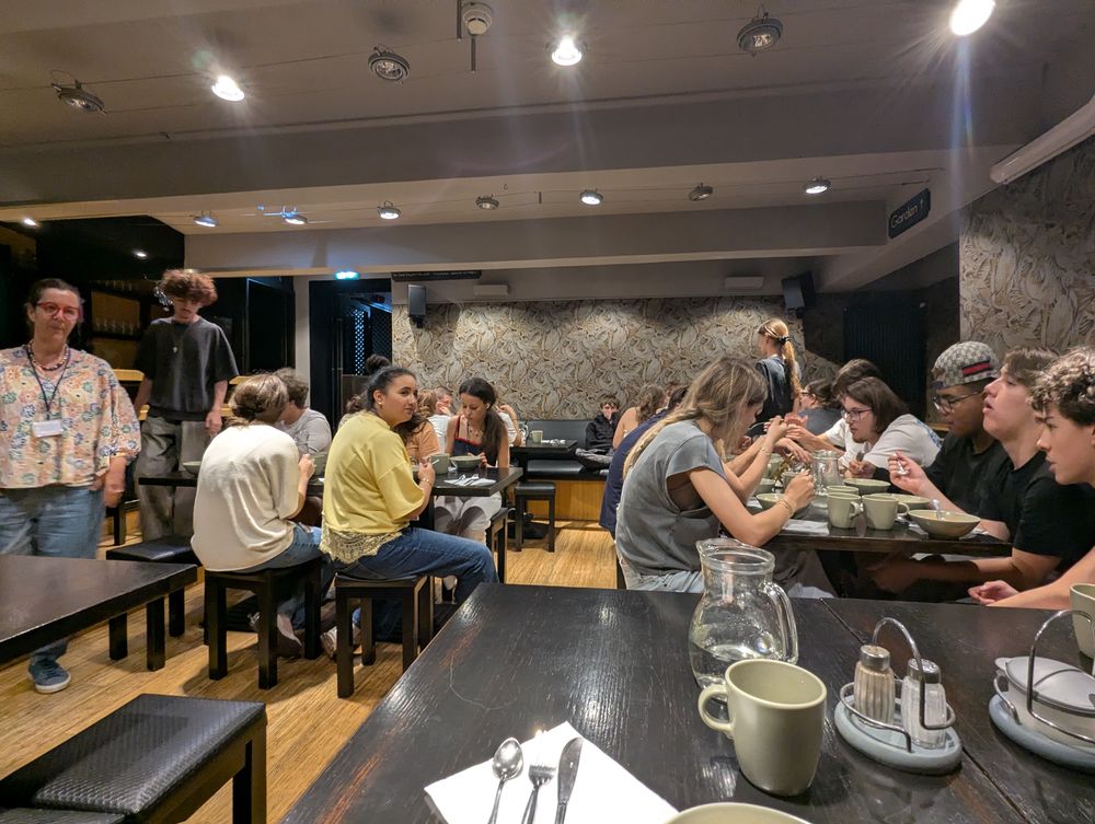 La salle de l'auberge de jeunesse, les élèves attablés pour le repas du soir.
