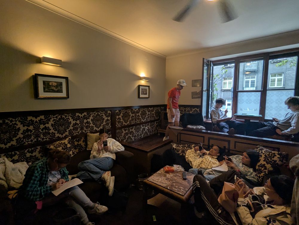 Derniers instants de repos dans le salon de l'auberge, entre canapés et fauteuils, avant le départ.
