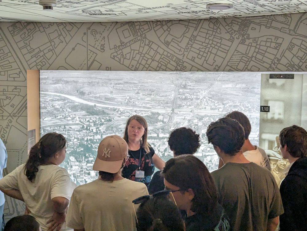 Devant une grande vue aérienne de Cracovie, la guide présente la ville à la veille du conflit.