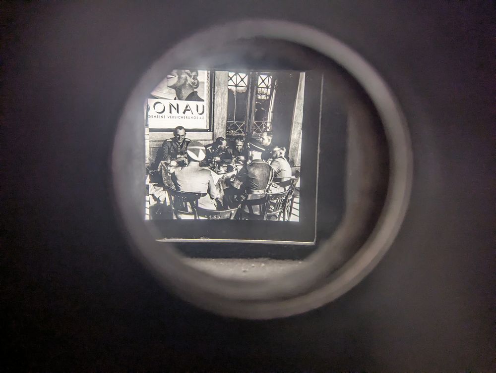 Une photographie d'époque observée dans une visionneuse du musée.
