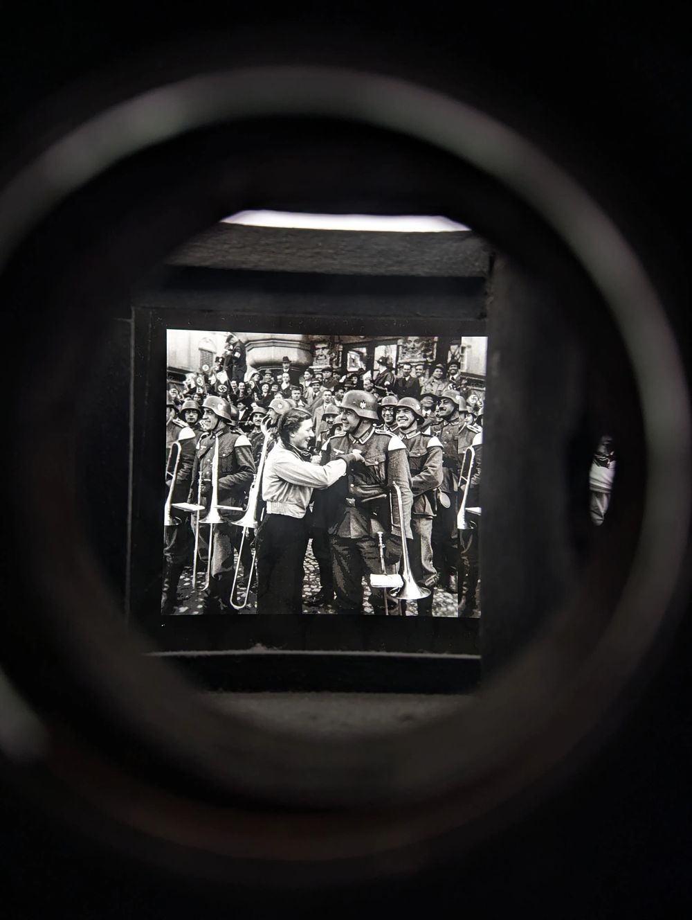 Une autre photographie d'archive vue à travers une visionneuse, documentant l'occupation.