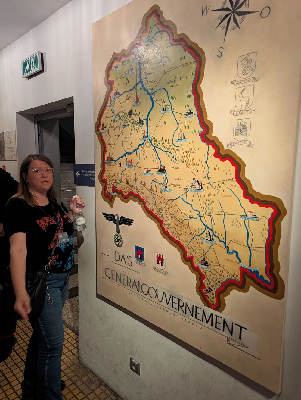 Une grande carte peinte représentant le découpage administratif imposé par l'occupant.