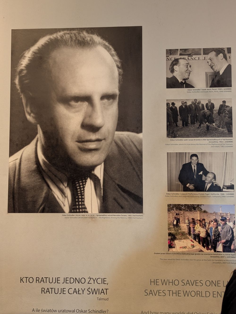 Un panneau du musée consacré à Oskar Schindler et aux personnes qu'il a protégées, portant la phrase « Qui sauve une vie sauve le monde entier ».